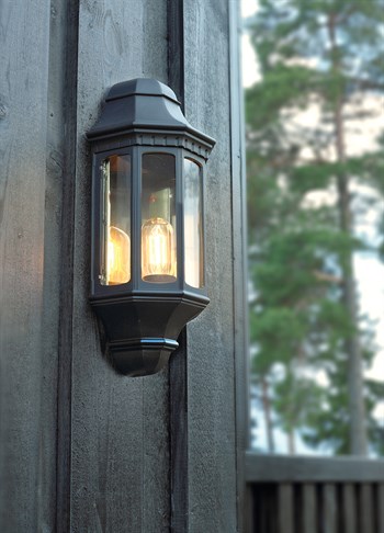 Norlys Genova sort udendørs væglampe på trævæg